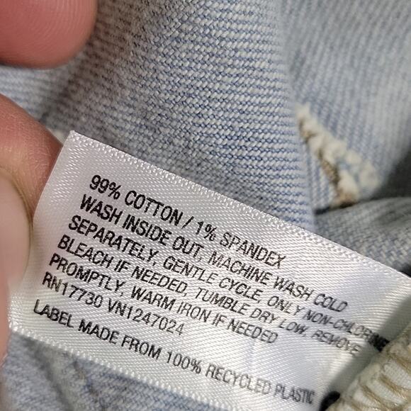 Wild Fable Highest Rise Light Wash Distressed Mom Jeans Womens  Size 8 NWT - Picture 16 of 16